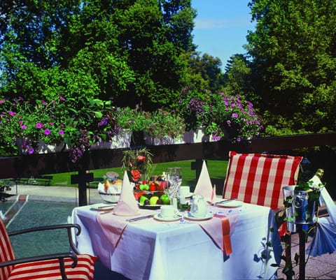 Restaurant/places to eat, Balcony/Terrace, Garden view