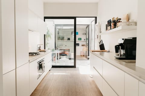 Coffee/tea facilities, Kitchen or kitchenette, oven, stove