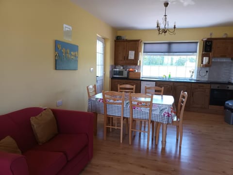 Kitchen or kitchenette, Seating area, minibar