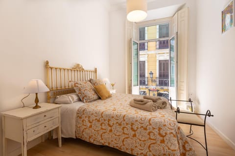 Bed, Balcony/Terrace, Bedroom, City view, Landmark view, cot, internet, soundproof, towels, air conditioner