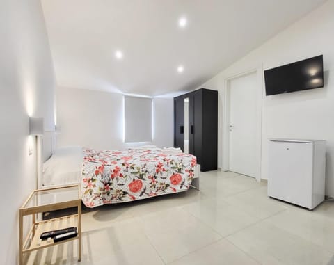 TV and multimedia, Photo of the whole room, Bedroom, oven