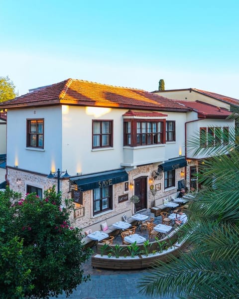 Property building, Restaurant/places to eat, Day