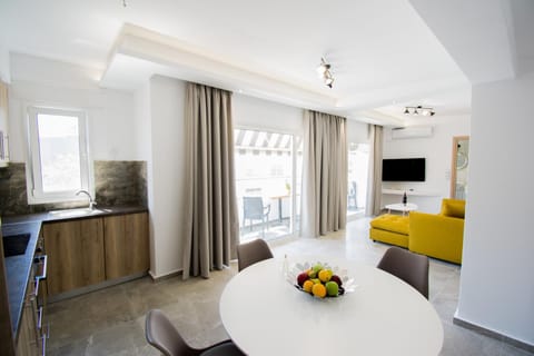 TV and multimedia, Kitchen or kitchenette, Living room, Dining area