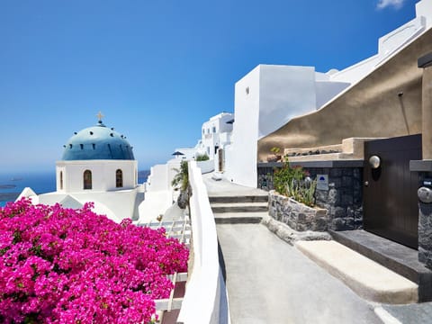 Property building, Nearby landmark, Facade/entrance, Property logo or sign, Neighbourhood, Natural landscape, Balcony/Terrace, City view, Landmark view, Pool view, Sea view, Swimming pool