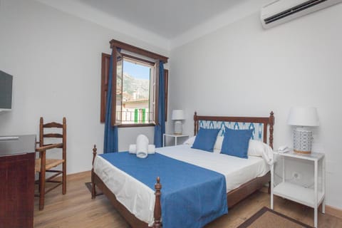 Bedroom, Mountain view