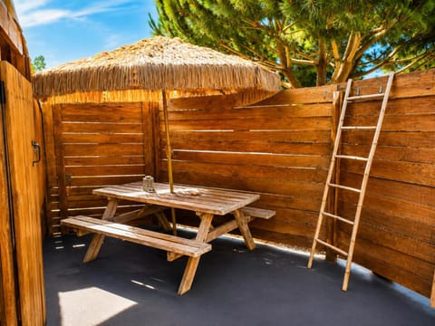 Patio, Day, Dining area