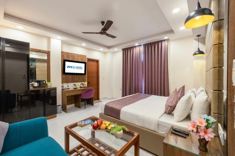 Property building, Bed, TV and multimedia, Photo of the whole room, Seating area, Bedroom