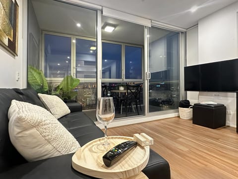 TV and multimedia, Living room, Seating area, Evening entertainment
