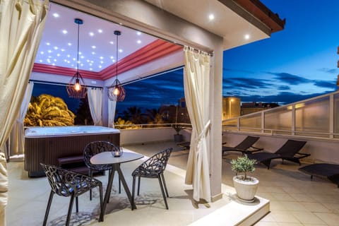 Family apartment with huge terrace and hot tub - Franka Apartment in Split