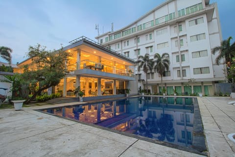 Swimming pool