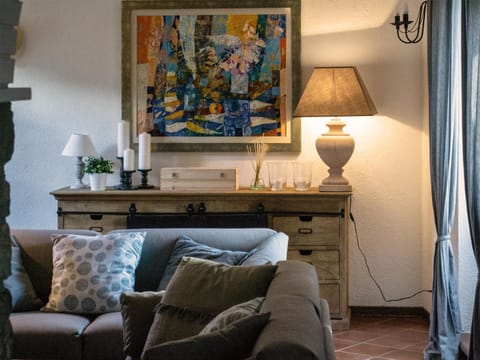 Living room, Decorative detail, Seating area