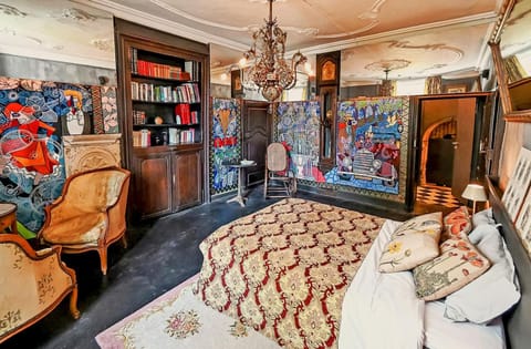 Bed, Decorative detail, Seating area, Bedroom