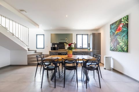 Dining area, kitchen