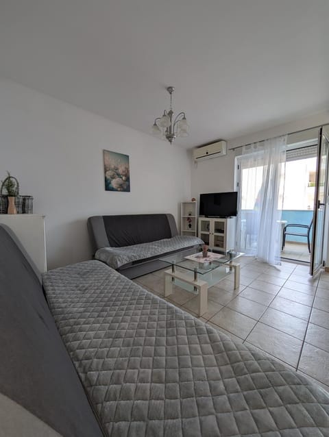 Bed, TV and multimedia, Living room, Seating area, air conditioner