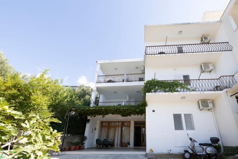 Property building, Internal: Not applicable to any particular room