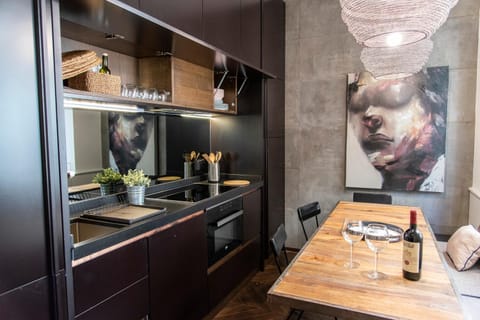 Kitchen or kitchenette, Dining area