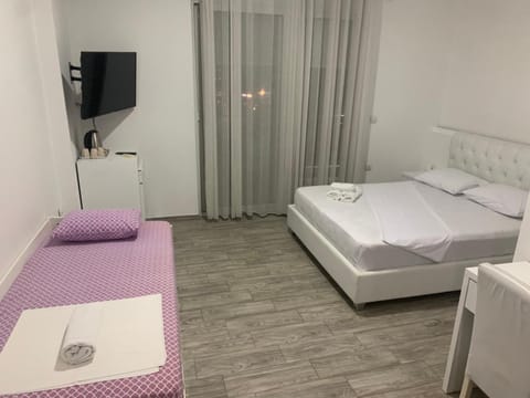 Bed, TV and multimedia, Photo of the whole room, Bedroom, towels