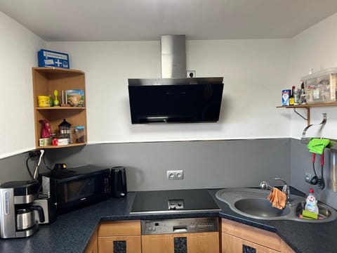 Kitchen or kitchenette, minibar, stove