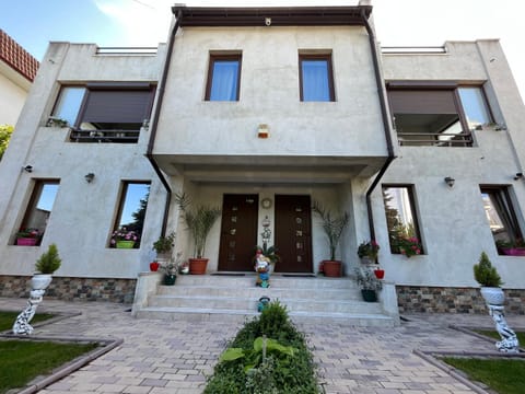 Property building, Facade/entrance, Garden, Garden view