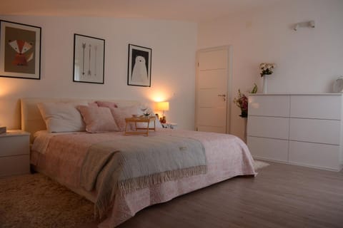 Bed, Photo of the whole room, Bedroom, Garden view, Mountain view