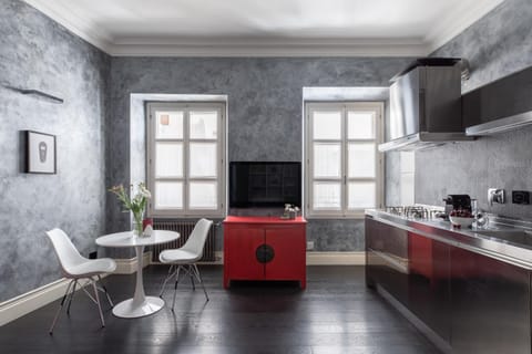 Kitchen or kitchenette, Dining area