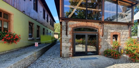 Facade/entrance