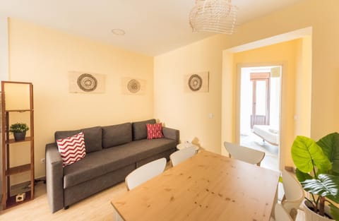 TV and multimedia, Living room, Lounge or bar, Seating area, Dining area
