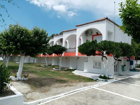 Property building, Garden, Garden view, Landmark view, Parking
