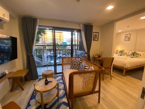 Communal lounge/ TV room, TV and multimedia, View (from property/room), Balcony/Terrace, Living room, Photo of the whole room, Seating area, Dining area, Evening entertainment, Bedroom