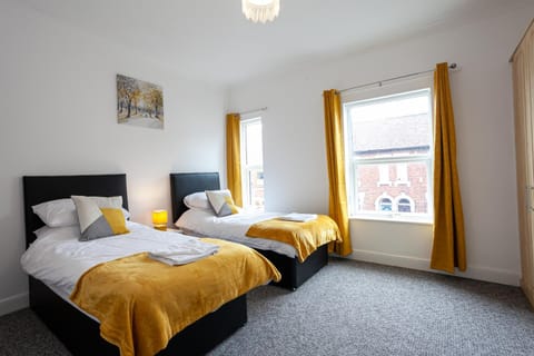 4 Bedroom House-City Centre- Free Parking-Sleeps 9 House in Stoke-on-Trent