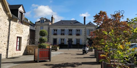 Property building, Facade/entrance, Landmark view