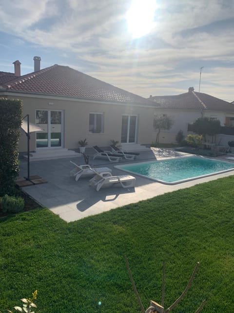 Property building, Patio, Day, Garden, Garden view, Pool view, Swimming pool, sunbed