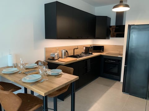 Kitchen or kitchenette, Dining area, stove