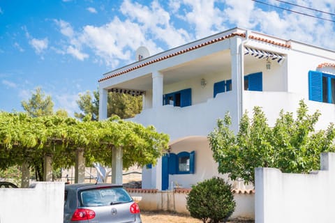 Property building, Neighbourhood, Garden, Balcony/Terrace, Parking