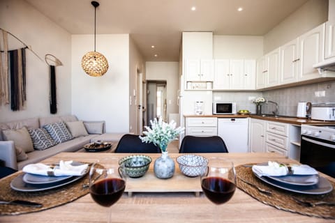 Kitchen or kitchenette, Living room, Seating area, Dining area