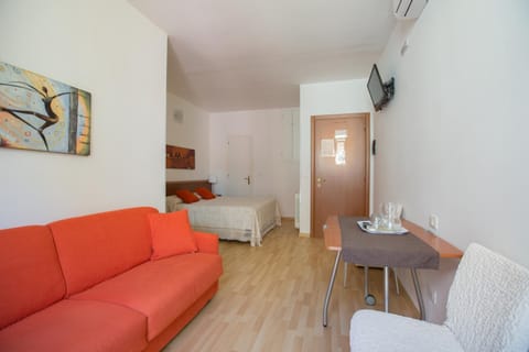 TV and multimedia, Living room, Photo of the whole room, Seating area, Dining area