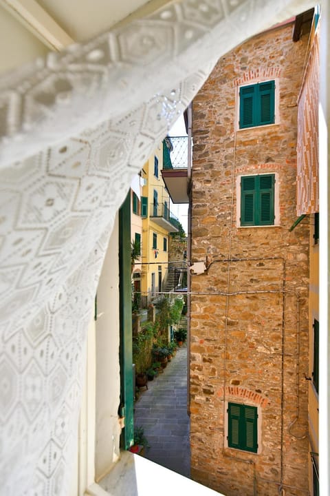 Property building, Nearby landmark, Neighbourhood