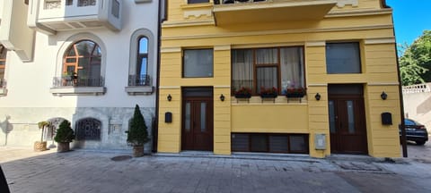 Nearby landmark, Neighbourhood