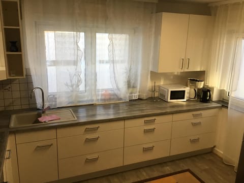 Kitchen or kitchenette, minibar
