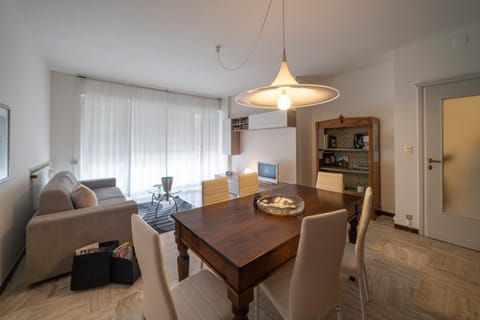 TV and multimedia, Kitchen or kitchenette, Living room, Seating area, Dining area