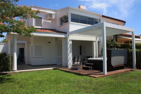 Property building, Garden, Balcony/Terrace