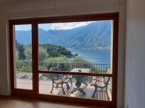 Balcony/Terrace, Living room, Lake view