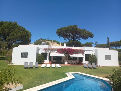 Shower, Property building, BBQ facilities, Garden, Swimming pool, sunbed
