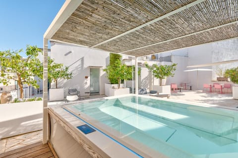 Patio, Day, Hot Tub, Solarium, Pool view, Swimming pool, sunbed