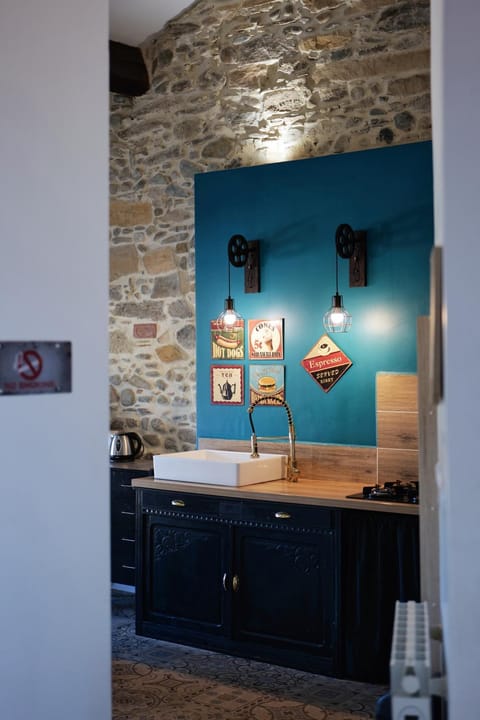 Coffee/tea facilities, Kitchen or kitchenette, microwave, stove, air conditioner
