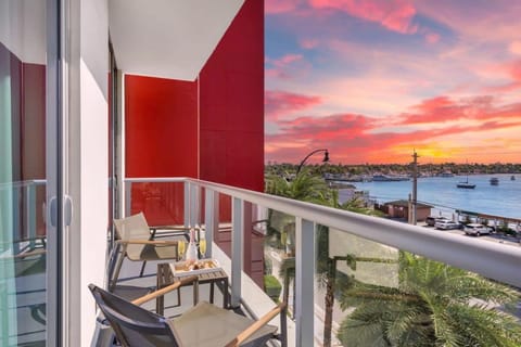 Ocean View - Balcony - Hollywood Beach Broad-walk Apartment in Hollywood Beach