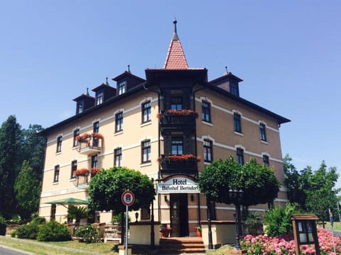Facade/entrance, Spring