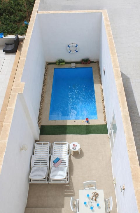 Patio, Swimming pool, sunbed
