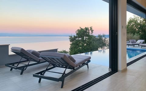 Day, Balcony/Terrace, Seating area, Pool view, Sea view, Swimming pool