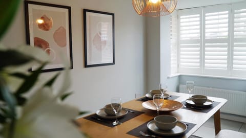 The Pavilion - Stunning, 4 Bedroom House with Free Parking House in Wakefield